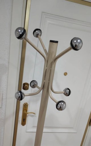 Estupendo perchero beige gran capacidad,como nuevo