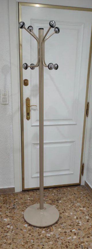 Estupendo perchero beige gran capacidad,como nuevo