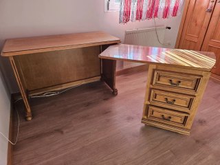 Escritorio de madera con cajones