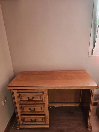 Escritorio de madera con cajones