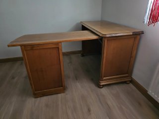 Escritorio de madera con cajones
