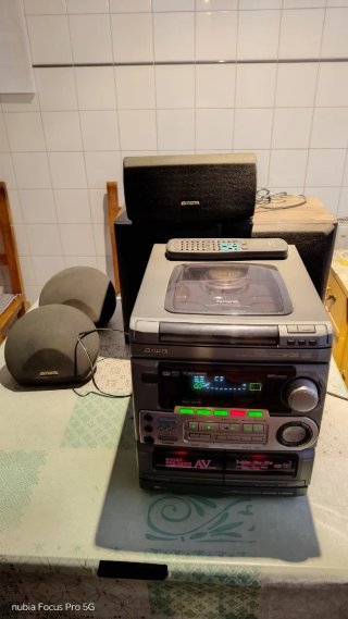 Minicadena Aiwa con 5 altavoces y mando