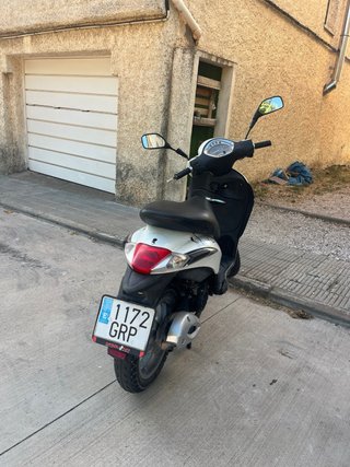 Piaggio 125cc Blanca Scooter