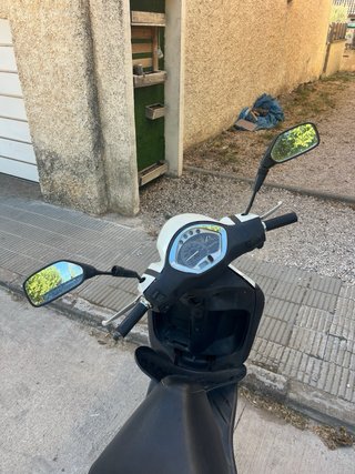 Piaggio 125cc Blanca Scooter