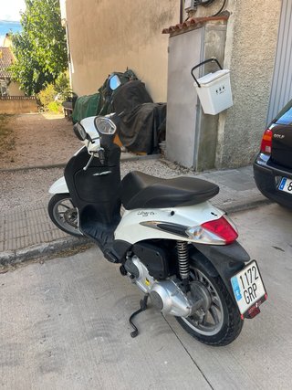 Piaggio 125cc Blanca Scooter