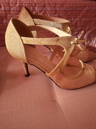 Zapatos de tacón dorados y rosas con lazo