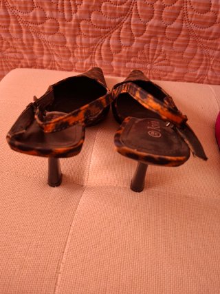 Zapatos de tacón dorados y rosas con lazo