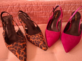Zapatos de tacón dorados y rosas con lazo