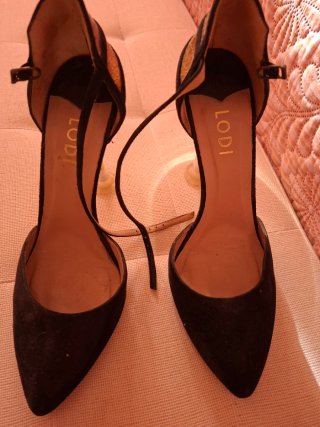 Zapatos de tacón dorados y rosas con lazo