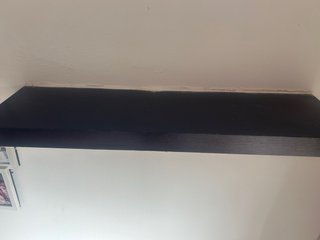 Estantería de madera oscura