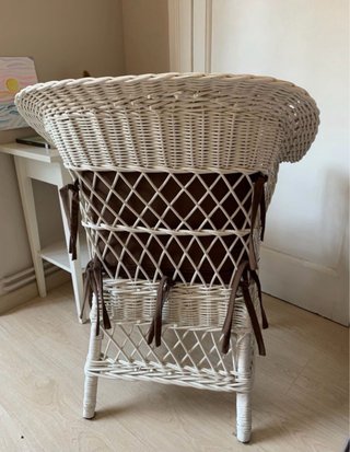 Silla de mimbre blanca con cojín marrón