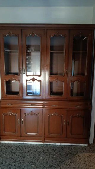Mueble de madera con vitrinas