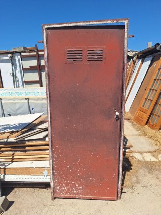 Puerta antiokupa metálica