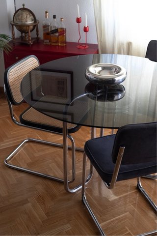 Mesa redonda vintage. Cristal ahumado y cromo