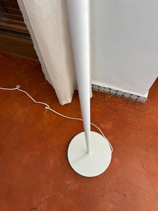 Lámpara de pie blanca con 3 focos