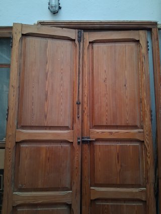 Puerta doble de madera mobila vieja