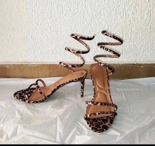Tacones de leopardo con tiras elásticas
