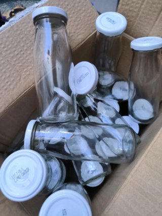 Botes de cristal con tapa blanca