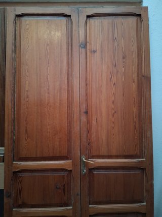 Puerta doble de madera mobila vieja