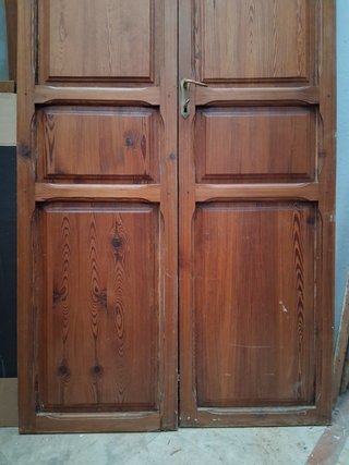 Puerta doble de madera mobila vieja