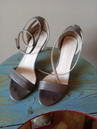 Sandalias de tacón color metalizado talla37 Acosta
