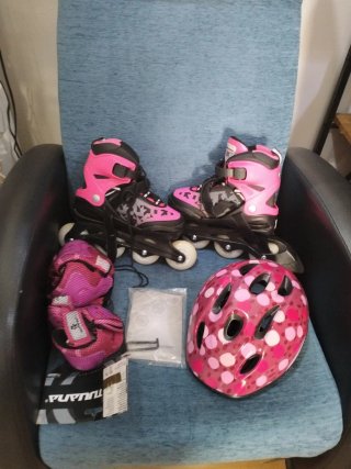 Patines en línea rosas y negros con casco