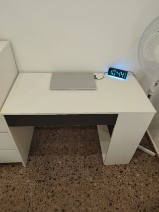 Mesa escritorio blanca con cajón