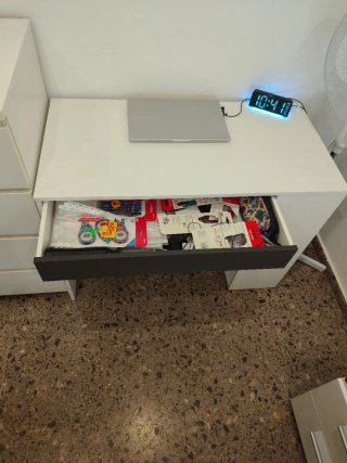Mesa escritorio blanca con cajón