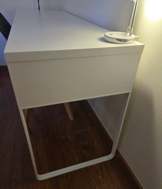 Escritorio blanco con cajón