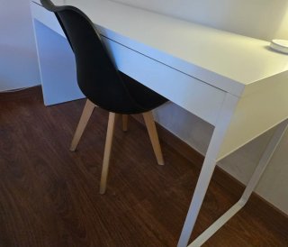 Escritorio blanco con cajón