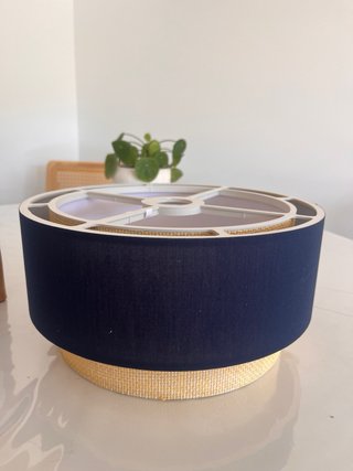 Lámpara de techo azul marino y ratán