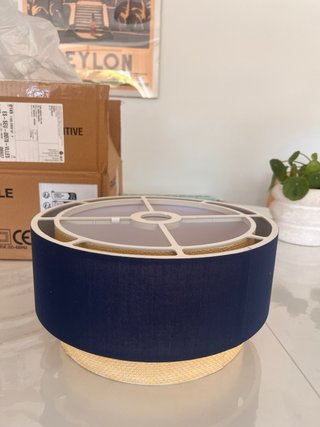 Lámpara de techo azul marino y ratán
