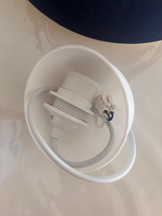Lámpara de techo azul marino y ratán
