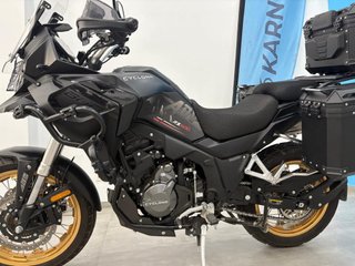 Moto Cyclone RX600 Adventure Negra y Dorada