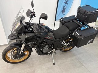 Moto Cyclone RX600 Adventure Negra y Dorada