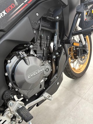 Moto Cyclone RX600 Adventure Negra y Dorada