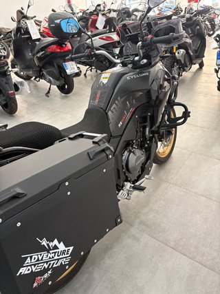Moto Cyclone RX600 Adventure Negra y Dorada
