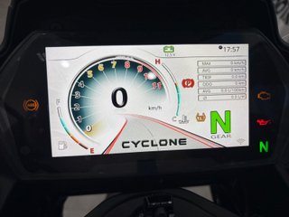 Moto Cyclone RX600 Adventure Negra y Dorada
