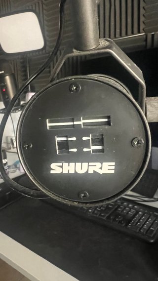NUEVO · Micrófono Shure SM7B + brazo/soporte regal