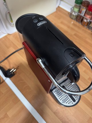 Cafetera Nespresso DeLonghi Roja y Negra.