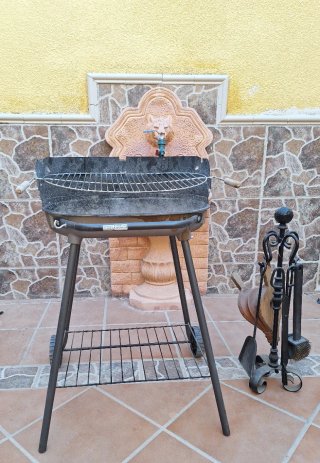 Barbacoa metal con ruedas y utensilios chimenea