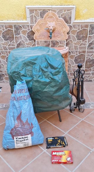 Barbacoa metal con ruedas y utensilios chimenea