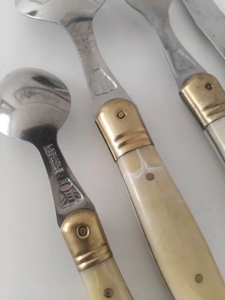 Cubertería Laguiole 12 pax
