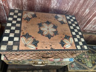 Baúl maletín vintage de metal antiguo de India