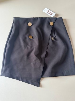 Minigonna nera con bottoni dorati