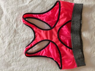 Top deportivo rosa y gris