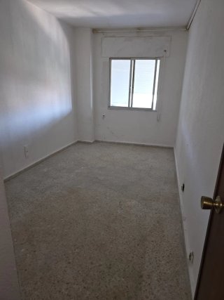Piso amplio con terraza y vistas al puerto