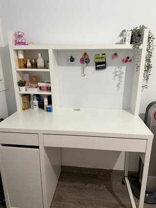 Escritorio juvenil blanco con estantería