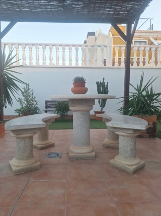 Conjunto mesa y bancos piedra exterior
