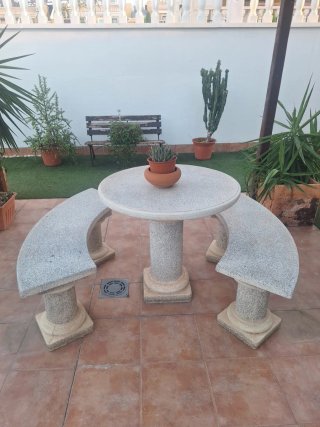 Conjunto mesa y bancos piedra exterior